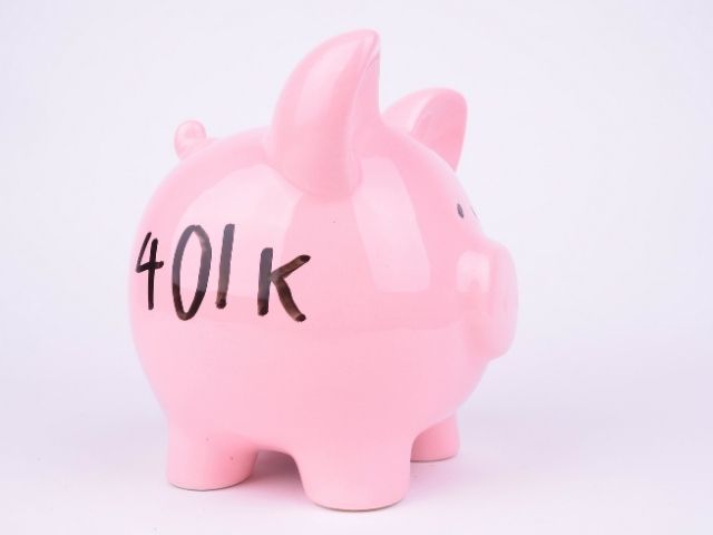 401 K Explained with pink piggy bank